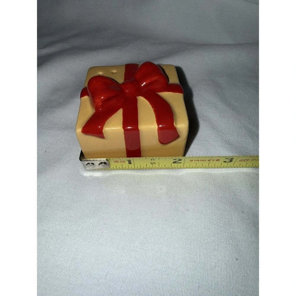Hallmark Salt‎ and Pepper Shakers Ceramic Christmas Presents Wrapped Gift Boxes